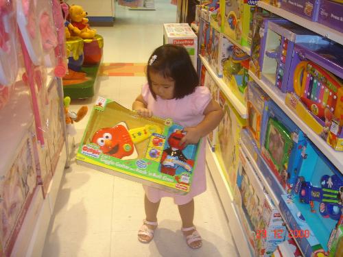 shopping with kid - I have this photo remembering my daughter's interest with Elmo, unfortunately we didn't buy that co'z we don't have enough money.