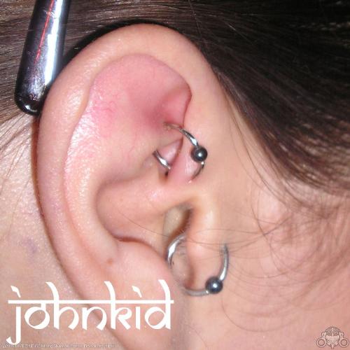 Rook to Helix orbital - Picture of a Rook to helix Orbital piercing