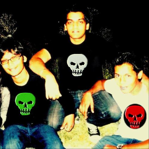 devils on da hunt.....!!!! - thats me with my friends at a rock concert