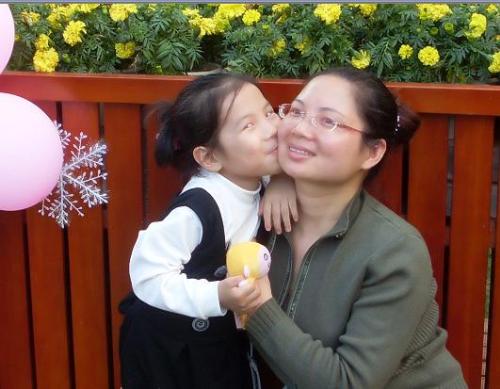 i kiss mom - i love this photo ,my sweet girl kiss me!!