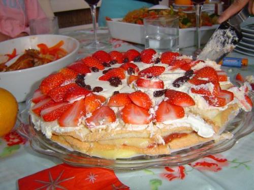 strawberry cake - a friend celebrate birthday and her fave fruit is strawberry.. so we made her 1.