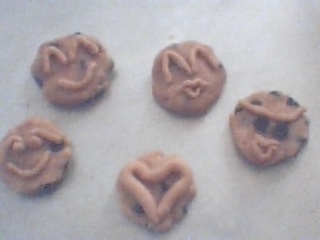 Happy cookies - I made some happy faces on the cookies, when my husband sees it tonight, he will smile :-D Happy cookies - I made some happy faces on the cookies, when my husband sees it tonight, he will smile :-D