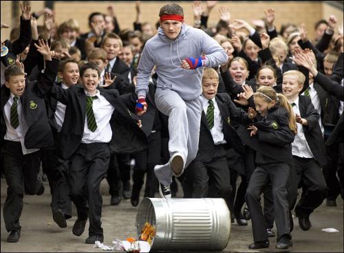 Hatton - Jumping Hatton behind English kids in an ordinary but stylish way of training. Hatton - Jumping Hatton behind English kids in an ordinary but stylish way of training.