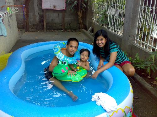 Summer 2009 - the heat is on the heat is uh-on LOL we bought this new inflatable pool for my son my son- he has before but it's already too small for him and even us can't enjoy LOL  and here's preparing for hottah hottah summah ;)