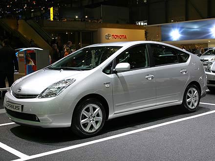 a Toyota prius car - a photogrpah of a Toyota Prius