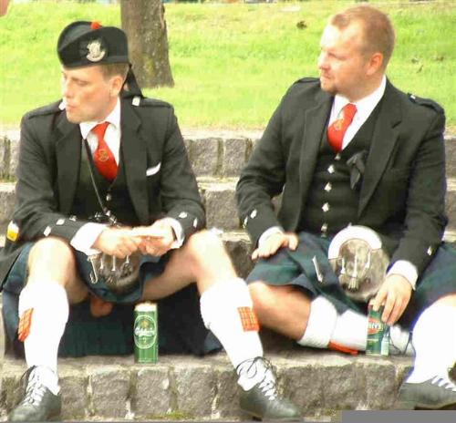 Dangers of Wearing a Kilt - It seems the subject is not aware that he is showing more than he bargained for.