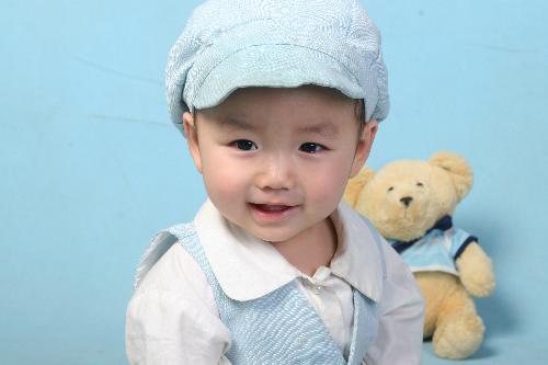 A HAO's photo - A HAO already one year and one month old, in fact i don't know what he can eat and what he cannot eat.everyday i have to consider what i should do for him.which kind of meat, or vegetables, or egg, or milk fit him.he now is a lillte thin and short than the normal child.