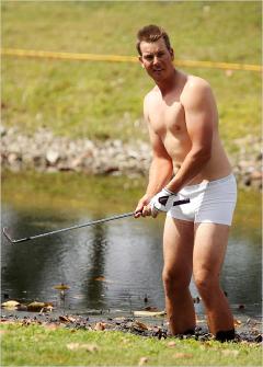 Would you play golf naked? - Photo of Henrik Stenson playing golf in his boxers