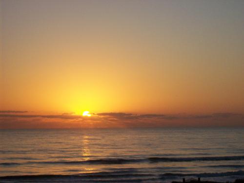 Sunrise on Cinnamon Beach - sunrising over the horizon