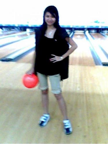 christmas bowl - ..my very first bowling experience.. as expected, i am the loser..