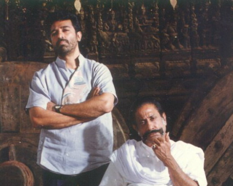kamal and Sivaji - The eldest is a legend of the film industry, he is the greatest of all the actors in the world.He defined the meaning of acting to all.He is Sivaji ganesan.He is the winner of 'Sevaliyar' award  Beside him is a another legend in this Business, he created a guinness record of acting 10 characters in one single film.He is the winner of the award LIVING LEGEND.He is the universal hero Kamal Hassan.He knows acting,dancing,directing,story writing,editing,screenplay,etc,etc.