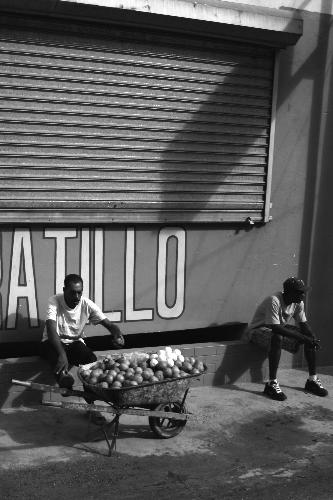 Selling oranges - by the barrowload!  DR style.