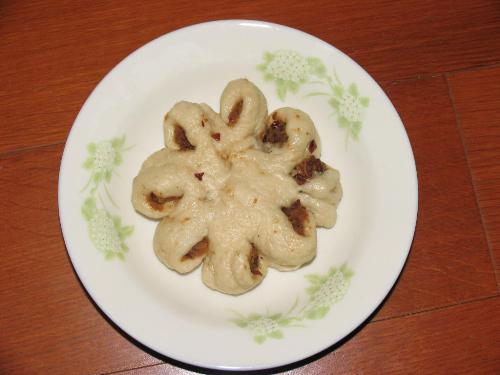 delicious  - i made it last evening. like making steamed bread,just added some chinese date as pie,and then made it liked a chrysanthemum.maybe this is not very beautiful ,but it's really delicious.