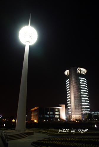 the picture of my university:Zhejiang University - It's a photo of my university——Zhejiang University, it is located approximatelly 112 miles(180Km) southwest of Shanghai in the city of Hangzhou, Zhejiang Province.