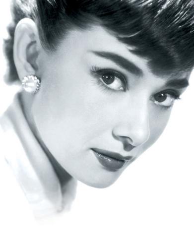 Noble and elegant! - This is a noble and elegant woman who was the best beautiful last century . Do you think so ? In my eys anyone can't math her .