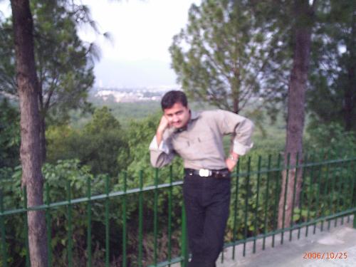 thats me In the Shakar parya park in Islamabad, Pa - In the Shakar parya park in Islamabad, Pakistan, i m enjoying a GOOD weather condition, bla bla bla ............and.........