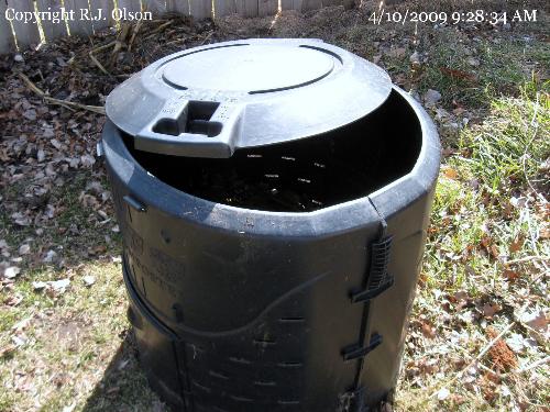 Composting Bin - Restarted the composting after emptying
the bin recently into a garden bed. Composting Bin - Restarted the composting after emptying
the bin recently into a garden bed.