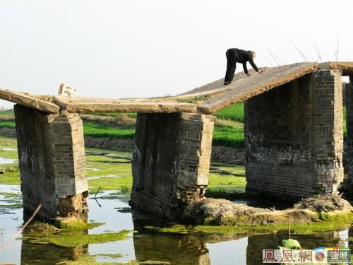 The ruined bridge and the old woman - It is the ruined bridge for years,and villagers should pass it like that