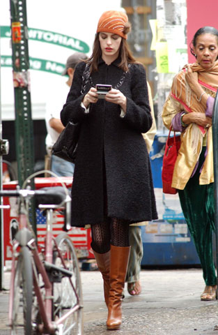 Anne Hattaway - Anne Hattaway in 'The devil wears Prada'..I love how she's dressed in this film!