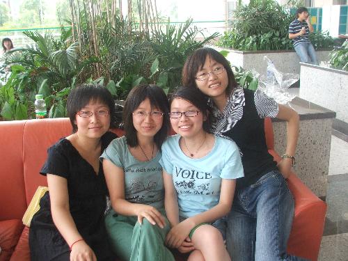 my roommates - how cute girls... hehe...