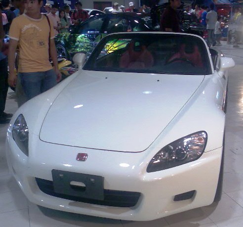 Cars - A fat and heavy white nissan car