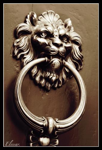 ring - Ring symbolizes unending love.. Do this kind of love exists in the real life? only divine love is like this. How about human love?
