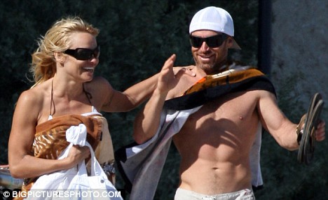 Has Pamela Anderson finally found love... with a r - Her rocky love life has never run smoothly - with three marriages and countless break-ups.But after the rock stars and celebrities it appears that former Baywatch star Pamela Anderson has finally found love - with a regular guy.  She met her latest boyfriend,an electrician, when he offered her a ride to the beach.