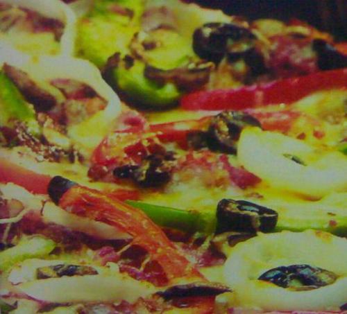 pizza - It is just a picture of pizza i saw in the mall yesterday. This pizza is a product of pizza hut. I dont remember the name of this pizza. :)
