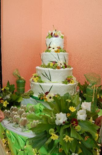 wedding cake - This is the wedding cake at my sister's wedding. I like the way it is decorated with fruits and flowers. It taste good also. Most of the guests who tasted it appreciate the look as well as the taste of the cake.