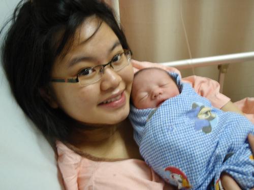 First time baby was held in my arms :-)  - This is my newborn baby, we call him Timmy :-)   He was born on 19/2/09 followed by all our love. He looked so tiny, didn't he?   This photo was taken after the first session of breastfeeding. Timmy was all the time sleepy, i truely hope that he did drink some of the colostrum.   Timmy, daddy and mommy love you. Muacksss...