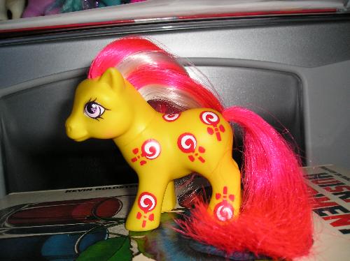 UK baby sweetie pony - Possibly my biggest brag ever apart from two piggy ponies I once bought for 25 dutch gilder cents each. I bought this beauty at a thrift store for 10 euro cents! (I guess about 17 or 18 USD cents)