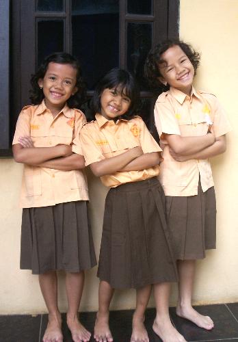 My beautifull niece - in this photo, names are Yatna, Bella and Riska, there are my niece and there are still in elementary school.