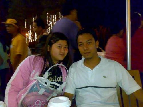 pretty couple - a SNAP AT STARBUCKS BAGUIO. tHIS PICTURE WAS TAKEN LAST NEW YEAR.