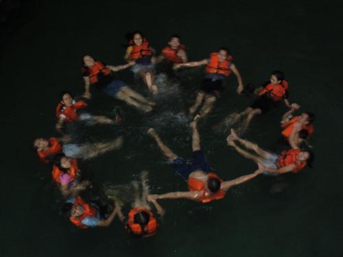 circle of friends - 'the world is round so that friendship can encircle it'This photo was captured at one of the islands of hundreds islands, hehe, so much islands to see, so check out the place. Better if you came with your BFF,