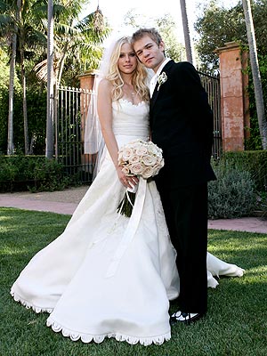 Avril getting married - This is it. This is the time when Avril must let go her single status and become bound with marriage. That's not bad couple anyway