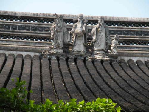 statue on the roof - Some of the rich bussinessman in ancient China used to put statue which called FuLuShou(Happiness,Wealthy,Longness)on the roof of their hall.And the child is usually their child.