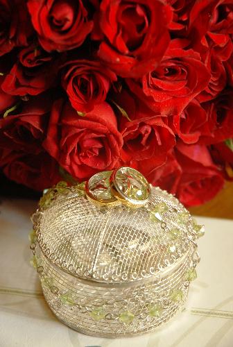 Wedding Ring - Wedding rings with bride's bonquet and arrhae