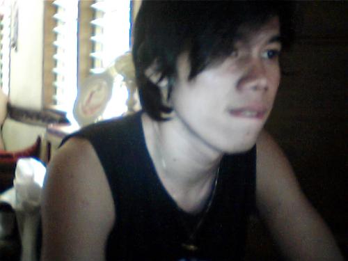remurt - when i was at hope taking a picture using the webcam.. i love the color of my skin really white.. and my hair is very black.. :D