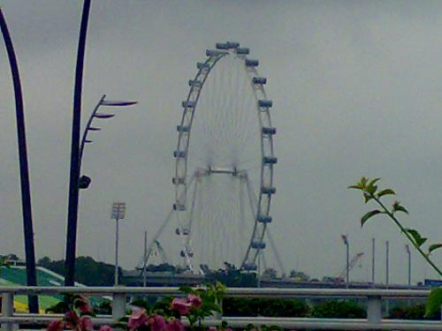 singapore's flyer - singapore's or in fact the world's largest flyer, which takes around 30 minutes to complete one round and can see full singapore from above