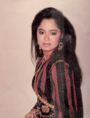 Manilyn Reynes - Manilyn Reynes is one of the great singer in Philippines. She has popularized songs like: Sayang na Sayang, Ikaw pa rin, Bakit Ngayon ka lang, Feel na Feel, Sabik na Sabik, Yakapin mo ako, Still in love with you, Somewhere along the way, Mr. Disco, Together Forever, Shake it Baby, Give me your love, and a lot more.  She is not only great singer but great actress too. She is one of my favorite artist here in the Philippines so whenever i've seen here pictures for sale i never let the moment to pass out. I would buy her picture.