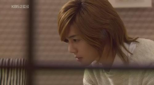 Boys Over Flowers - Ji Hoo - Ji Hoo is a calm and soft-spoken boy who likes to play the violin, piano and guitar and conduct an orchestra. Seo Hyeon was Ji Hoo's first love, after she helped him overcome trauma after the death of his parents when he was little. He attempts to fight for Seo Hyeon's love by following her to France. When he comes back, he has already realized that he had fallen for Jan Di. However, Jun Pyo has already announced his love of Jan Di. Ji Hoo decides not to betray his friend by trying to fight for Jan Di. He is a grandson of Korea's former president.