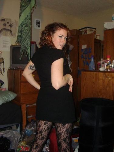 Saw you from behind - Ever had a roommate who wanted to doll you up? I'm a girl who lives to stun. The photograph demonstartes my desire to entertain