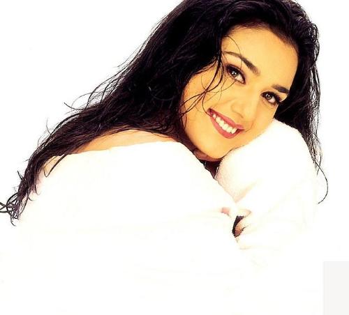 Preety zinta - She is the sweetest bollywood heroins& she is spreading her sweetness through her sweet smile with sweet dimpals.