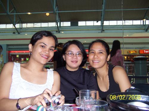 With 'Pep Canedo' and 'Jascajiuat'... - Taken inside Max's Galleria during the lunch date