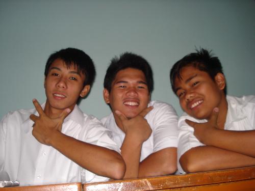 nothing new - that picture was taken when we were not doing anything..i mean the whole day..can you imagine..we were terribly bored and sort of deciphering what to do..so we ended up taking pics of any sort..hahahaha...i'm in the midle and two friends sorround me...