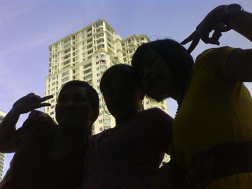 against the light - it was lunch time and its the only time I can go bonding with my friendly friends... Just love hanging out with them.