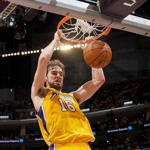 Lakers VS Magic Game 1 - Pau Gasol finishes strong at the basket with a dunk.