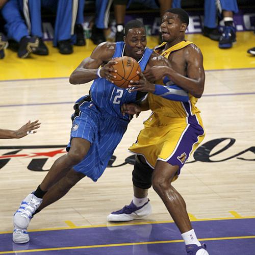Lakers VS Magic Game 1 - Battle of the Big Boys, Howard tries to muscle past Bynum in the paint.
