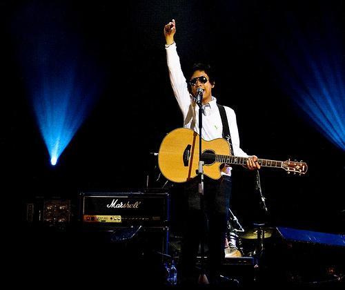 Ely Buendia - Ely raised his hand during the concert