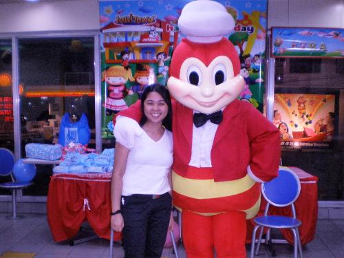 Jollibee - Jollibee amuses Filipino kids